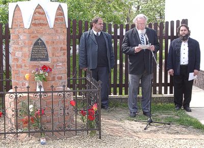Balról jobbra: a kereszt-szentelő ünnepség: Dr. Dénes Zoltán, Dr. Ujváry Zoltán és Szonda István